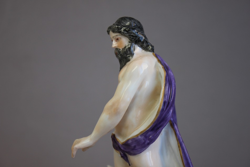 Restauration d’une figurine en porcelaine de Persée