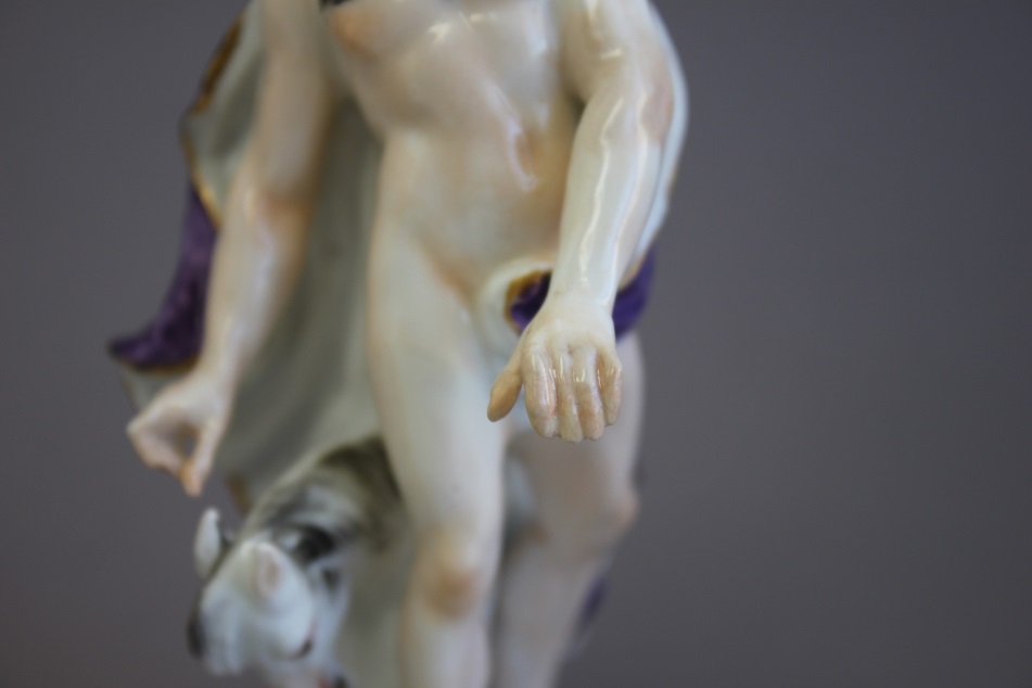 Restauration d'une figurine en porcelaine de Persée