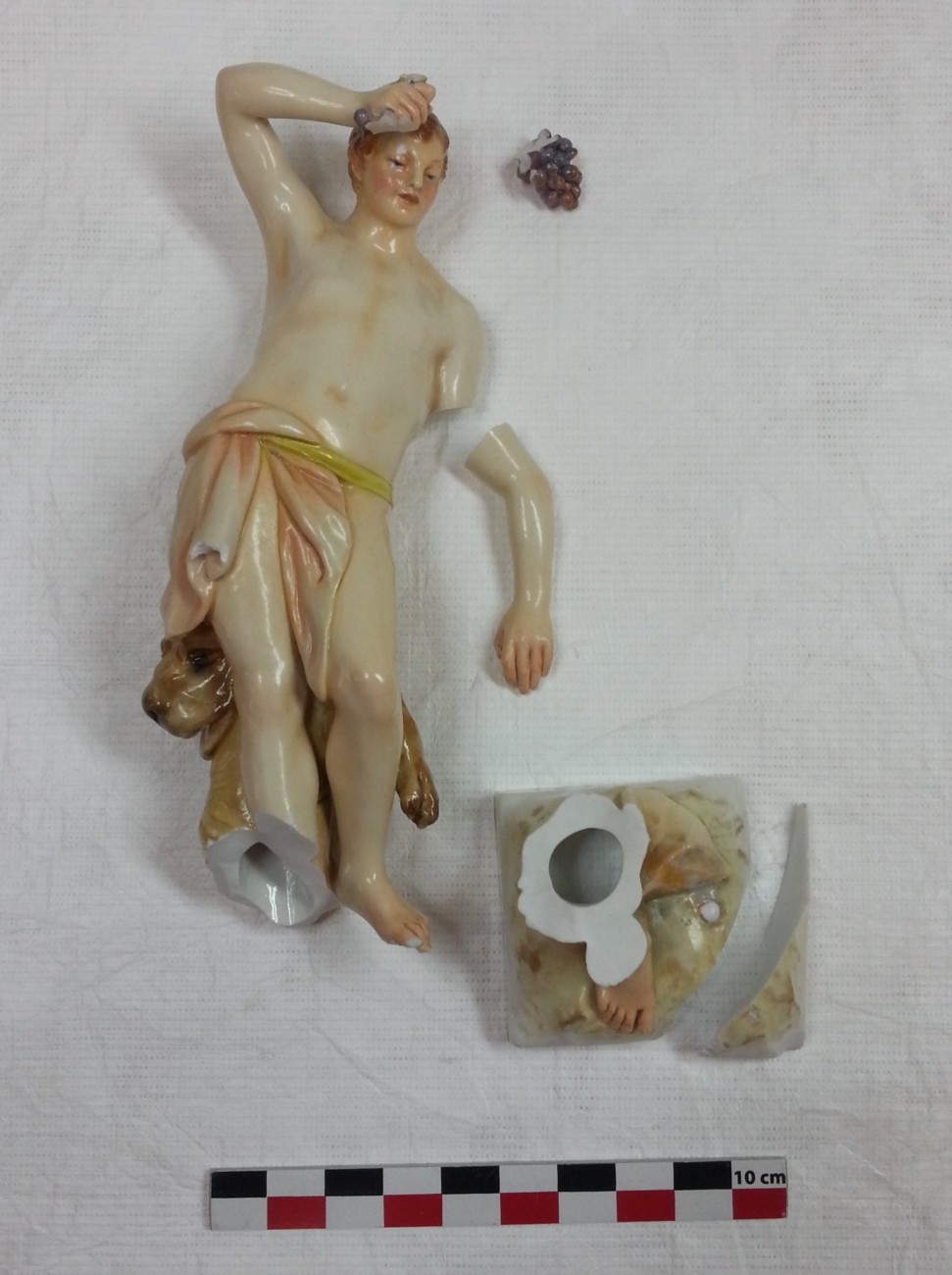 Restauration d’une figurine en porcelaine de Bacchus