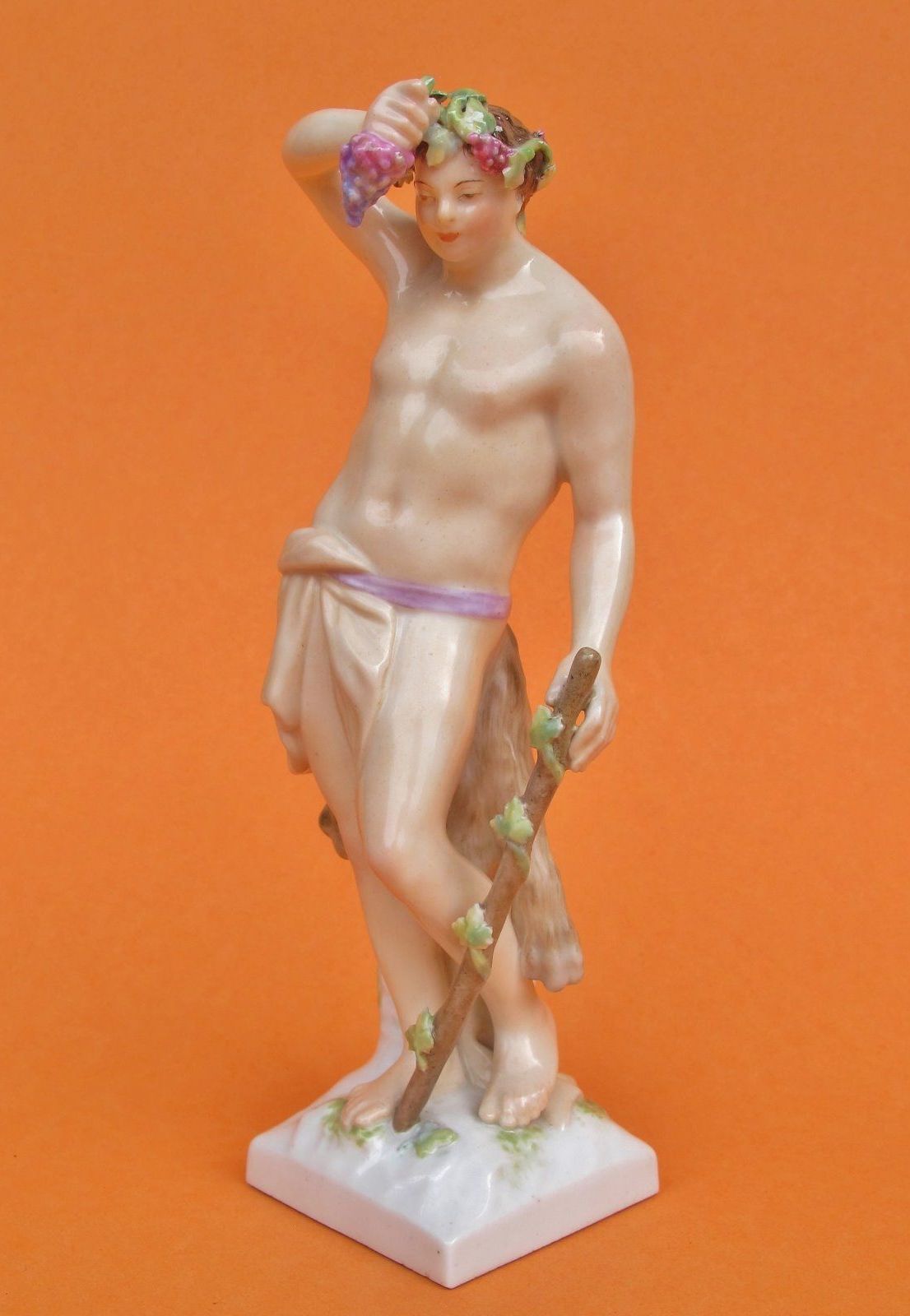 Restauration d’une figurine en porcelaine de Bacchus
