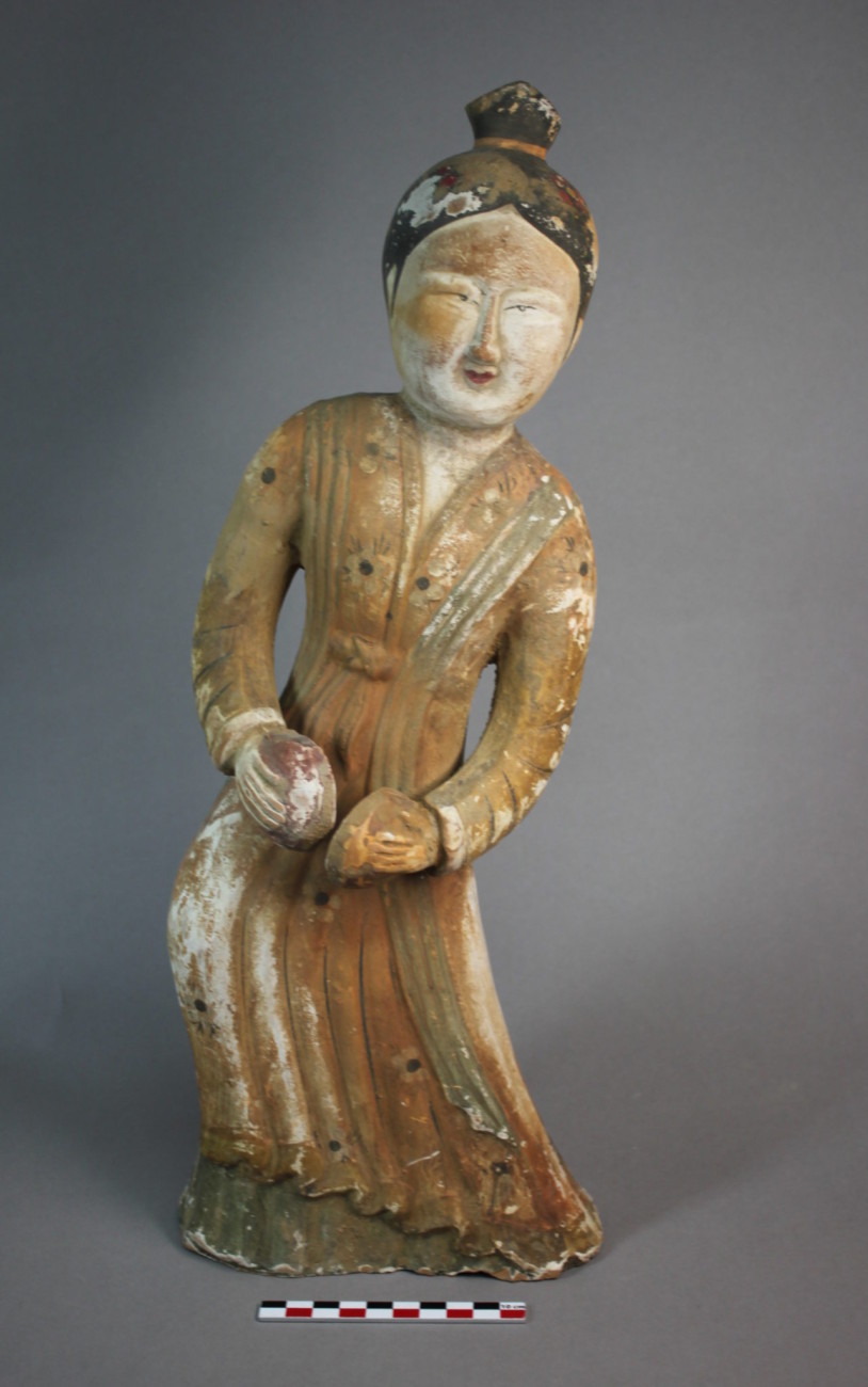 Restauration d'une sculpture Mingqi en terre cuite polychrome