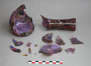 restauration d'un vase en verre soufflé polychrome : collage et comblement en résine