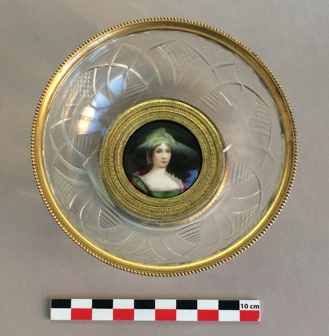 Restauration d’un coupelle en verre avec médaillon portrait en porcelaine peinte