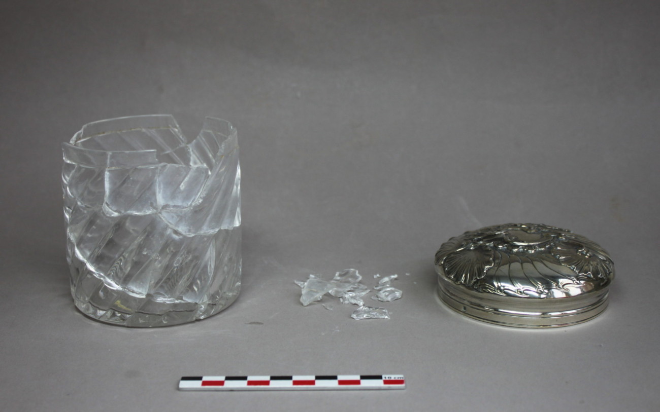 Restauration d’un pot en verre d’une coiffeuse avec son couvercle en métal argenté