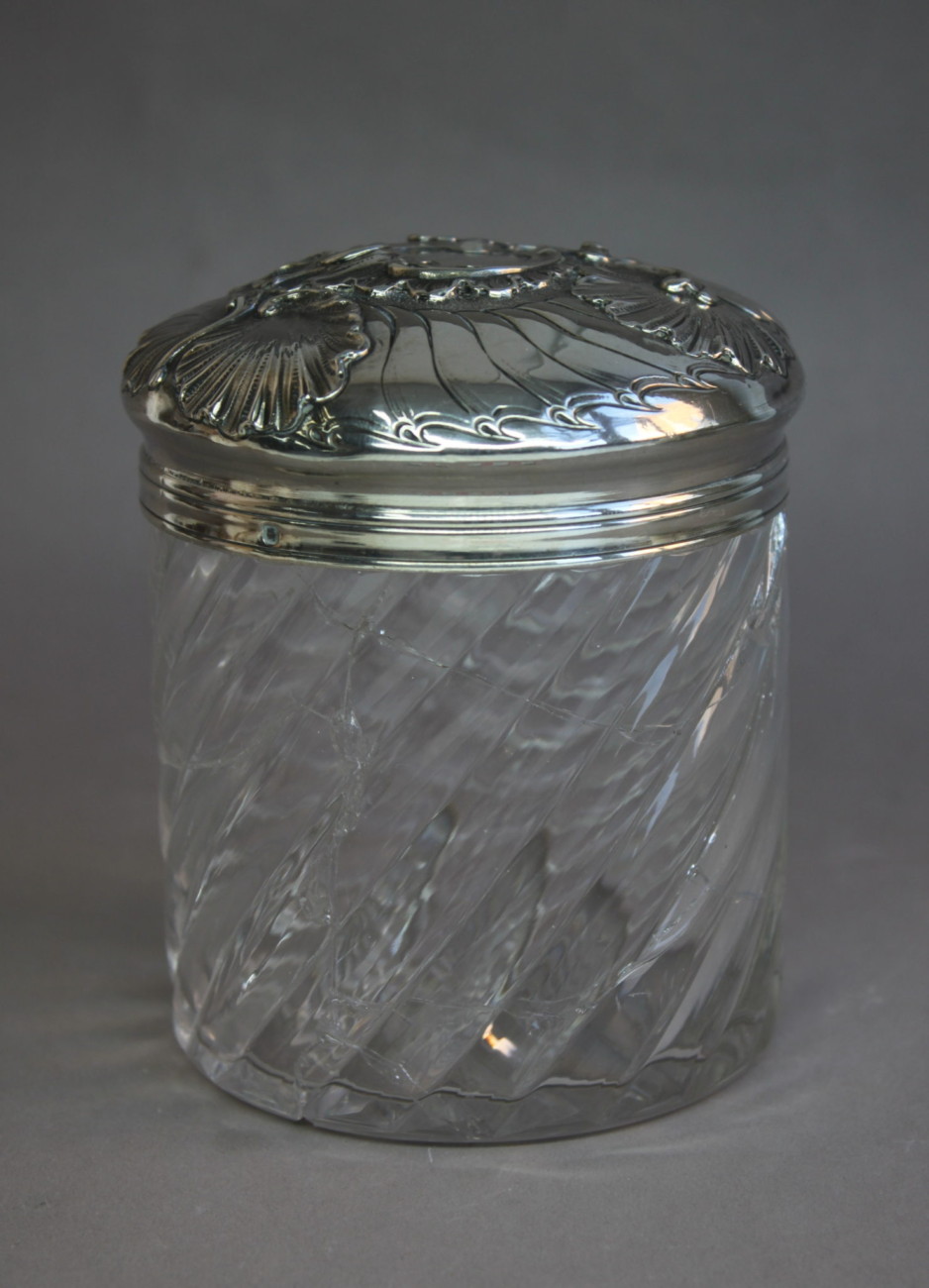 Restauration d'un pot en verre avec son couvercle en métal argenté 