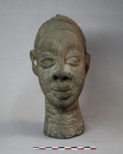 Restauration /réparation d'une céramique /céramiste en atelier Paris/Lille, tête / visage africaine en terre cuite du Nigeria
