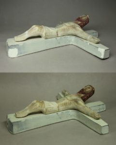 Restauration /réparation d'une céramique /céramiste en atelier Paris/Lille, Christ en croix de Jean Derval