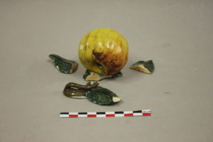 Restauration /réparation d'une céramique /céramiste en atelier Paris/Lille, fruit/pomme en faïence décorative avec feuilles