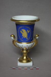 Restauration /réparation d'une céramique /céramiste en atelier Paris/Lille, vase en porcelaine blanche et bleu avec dorure et armoiries