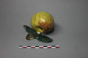 Restauration /réparation d'une céramique /céramiste en atelier Paris/Lille, fruit/pomme en faïence décorative avec feuilles