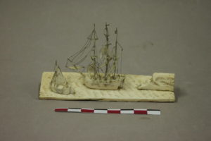 Restauration /réparation d'une céramique /céramiste en atelier Paris/Lille, diorama de scène maritime avec bateau / voilier