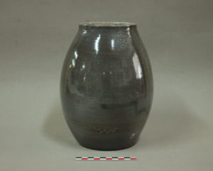Restauration/réparation d'une céramique /céramiste en atelier Paris/Lille, vase en terre cuite émaillée d'Yves Suzanne