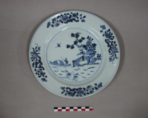 Restauration /réparation d'une céramique /céramiste en atelier Paris/Lille, assiette en porcelaine de Chine décor bleu
