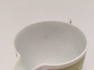 Restauration /réparation d'une céramique /céramiste en atelier Paris/Lille, pot à lait en porcelaine /biscuit de la Manufacture de Wedgwood