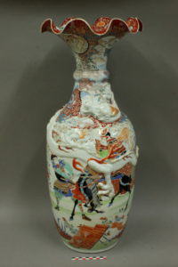 Restauration /réparation d'une céramique /céramiste en atelier Paris/Lille, vase dragon en porcelaine de Chine