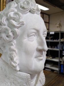 Restauration /réparation par restauratrice de céramique/céramiste d'une sculpture de buste en plâtre de Philippe-Auguste Ier en atelier à Paris/Lille