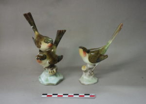 Restauration /réparation d'une céramique /céramiste en atelier Paris/Lille, figurine d'oiseaux en porcelaine.