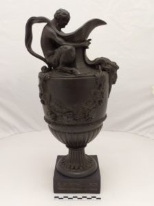Restauration /réparation d'une céramique /céramiste en atelier Paris/Lille vase de la manufacture de Wedgwood, fin 18ème siècle