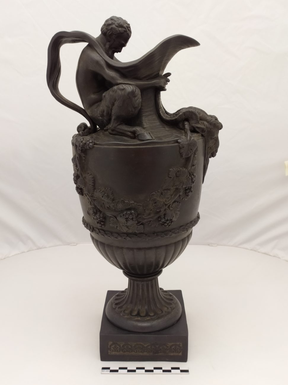 Restauration d’un vase amphore de la manufacture de Wedgwood, fin 18ème siècle