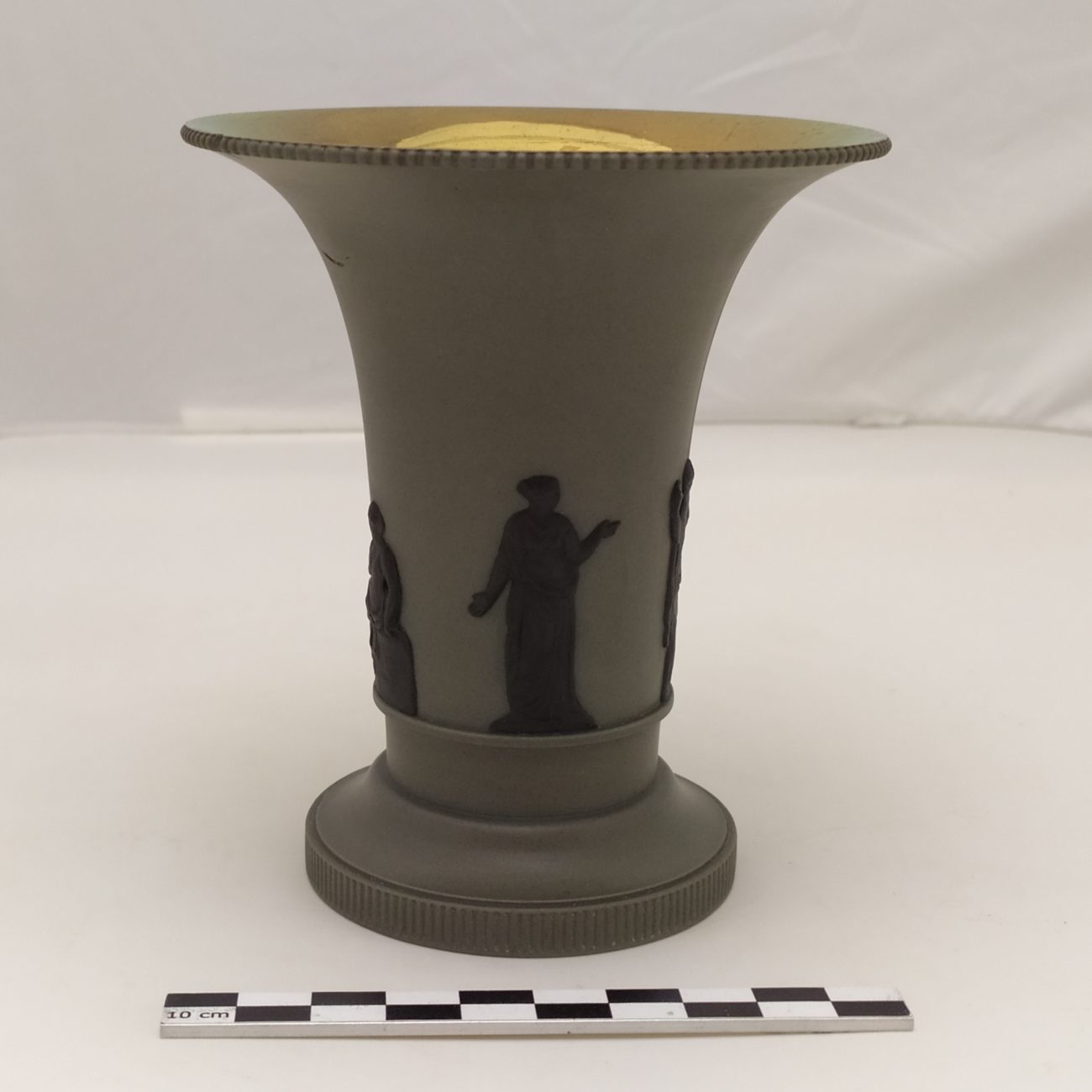 Restauration d'un vase de Sarreguemines