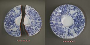 Restauration /réparation d'une céramique /céramiste en atelier Paris/Lille, assiette en faïence peinte à la main en camaïeu de bleu