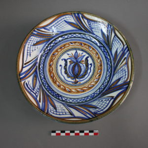Restauration /réparation d'une céramique /céramiste en atelier Paris/Lille, assiette en faïence d'origine tchèque peinte à la main avec des motifs polychromes