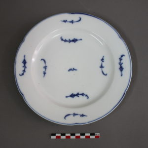 Restauration /réparation d'une céramique /céramiste en atelier Paris/Lille, assiette en porcelaine peinte à la main en camaïeu de bleu