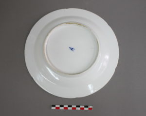 Restauration /réparation d'une céramique /céramiste en atelier Paris/Lille, assiette en porcelaine peinte à la main en camaïeu de bleu