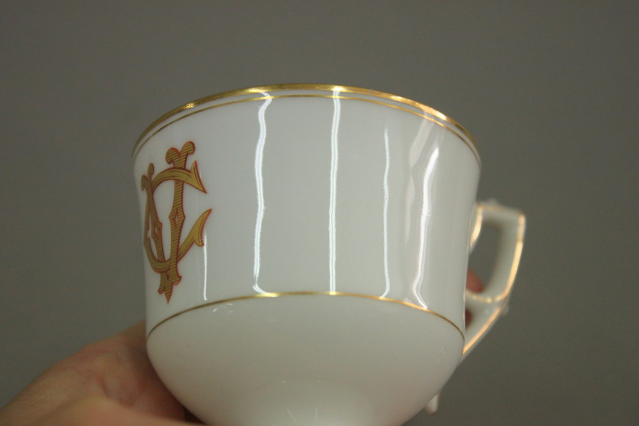 Restauration d’une tasse en porcelaine dorée