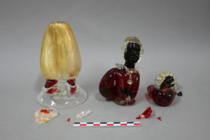 Restauration /réparation /montage / assemblage d'une céramique /céramiste / verre / émail en atelier Paris/Lille, bougeoir ancien en cristal / verre de Murano représentant un maure / noir.