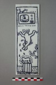 Restauration /réparation d'une céramique /céramiste / verre / émail en atelier Paris/Lille Axelle Bourgeois, Plaque / carreau de verre blanch en opaline de l'artiste américain Keith Haring XXème siècle