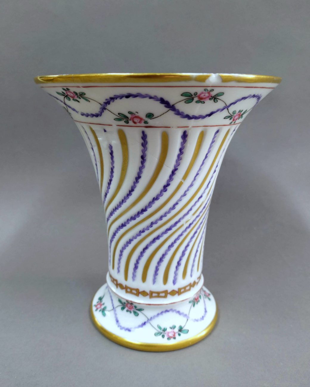 Restauration d'un vase cornet en porcelaine