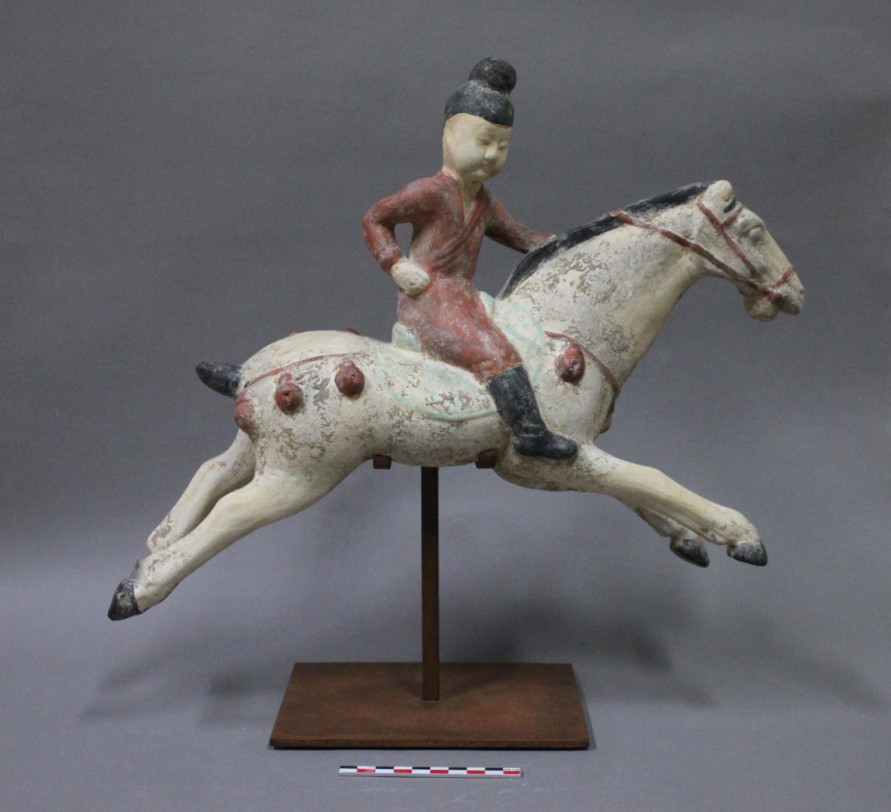 Restauration d'une statue de Chine Mingqi d'un cheval avec son cavalier