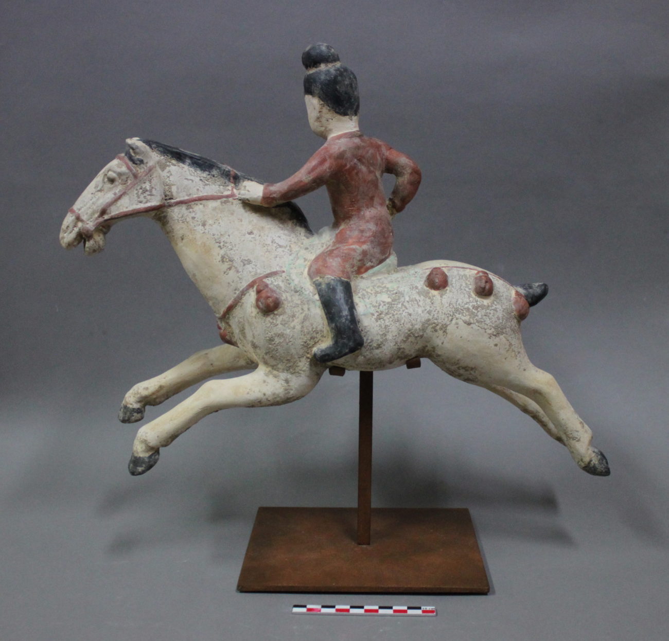 Restauration d’une statue de Chine Mingqi (?) d’un cheval avec son cavalier