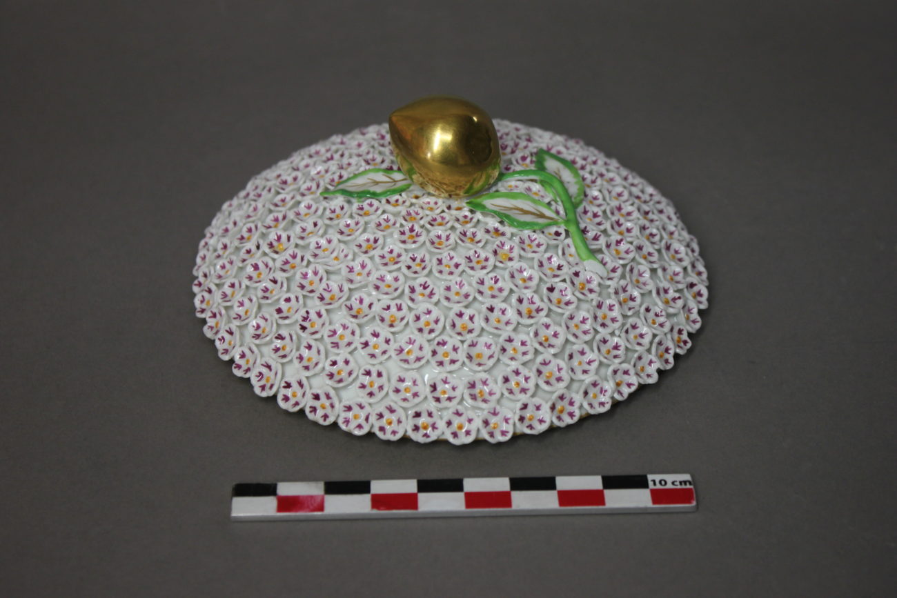 Restauration d’un ensemble de porcelaine à décor à fleurs dit « Schneeballen » ou « boule de neige » de la Manufacture de Meissen.