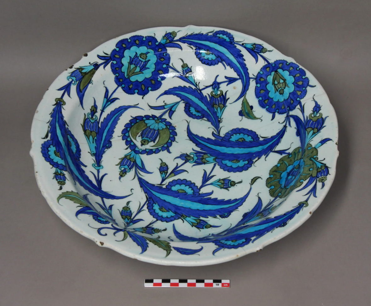 Restauration d’un plat creux en céramique d’IZNIK