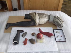 Meilleur / qualifié / travail de qualité /travail d’excellence /Restaurateur / Restauratrice / Artisan d’art /expert / spécialiste en restauration /réparation / nettoyage / dérestauration : restitution / comblement / bouchage / collage d'une céramique /céramiste / pour un vase / assiette /pot / plat / carreau / sculpture / verre / émail / biscuit / porcelaine / faïence / porcelaine / terre cuite / terre crue / céramique archéologique / grès cérame en atelier à Paris /Paris centre /Lille / Marcq-en-Barœul / Nord /Hauts-de-France / France Axelle Bourgeois, proantic, Louvre, Musée, musées de France, musée de Sèvres, monuments historiques, collections publiques, patrimoine français, galeriekevorkian, galerie perrotin, collection de céramiques, Restauration d’une sculpture de lanceuse de balle de Roger Capron en grès cérame