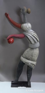 Meilleur / qualifié / travail de qualité /travail d’excellence /Restaurateur / Restauratrice / Artisan d’art /expert / spécialiste en restauration /réparation / nettoyage / dérestauration : restitution / comblement / bouchage / collage d'une céramique /céramiste / pour un vase / assiette /pot / plat / carreau / sculpture / verre / émail / biscuit / porcelaine / faïence / porcelaine / terre cuite / terre crue / céramique archéologique / grès cérame en atelier à Paris /Paris centre /Lille / Marcq-en-Barœul / Nord /Hauts-de-France / France Axelle Bourgeois, proantic, Louvre, Musée, musées de France, musée de Sèvres, monuments historiques, collections publiques, patrimoine français, galeriekevorkian, galerie perrotin, collection de céramiques, Restauration d’une sculpture de lanceuse de balle de Roger Capron en grès cérame