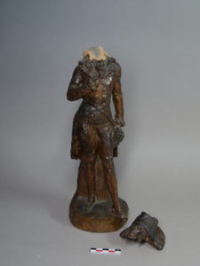 Restauration d'un révolutionnaire en terre cuite patinée