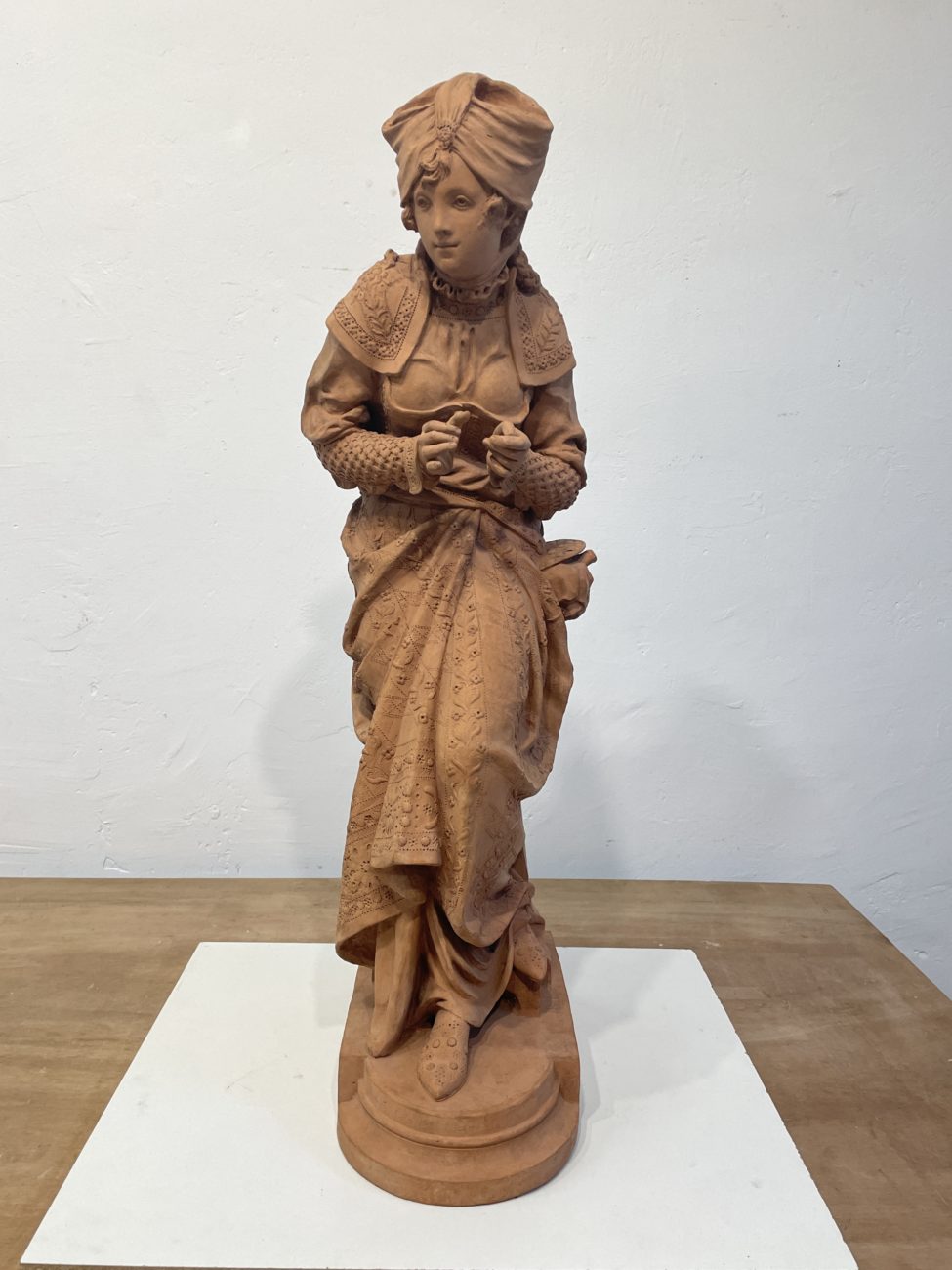 Restauration d'une sculpture de Carrier-Belleuse